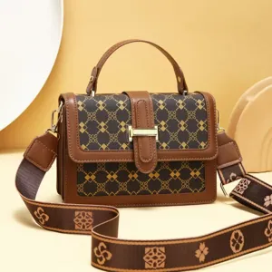 Élégant petit sac à bandoulière imprimé avec sangle large et design patchwork tendance.
