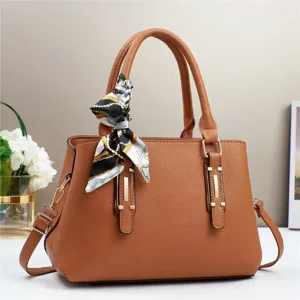 Elegante borsa da donna in pelle marrone con foulard chic, ideale per il lavoro quotidiano.