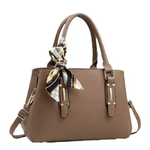 Borsa a mano retrò in pelle marrone da donna, elegante borsa tote con foulard e accessori oro.