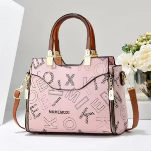 Vista detallada del bolso de mano para mujer rosa patchwork con elegantes estampados.