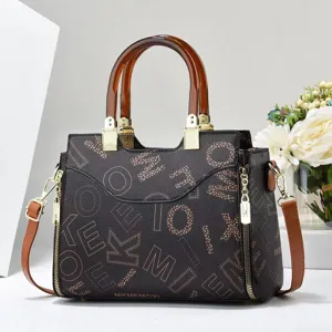 Vista detallada del bolso de mano para mujer de cuero PU con estampado monograma.