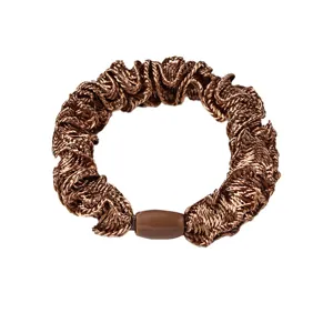 Chouchou en tissu marron avec design plissé et connecteur lisse pour coiffure quotidienne.