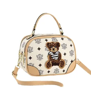 Bolso bandolera de cuero PU para mujer con bonito parche de oso de peluche y diseño monograma.