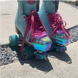 Vue detaillee des embouts de protection holographiques en PVC sur des patins a roulettes.