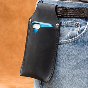Primo piano di custodia per telefono in pelle nera in cintura, cuciture e rivetti.