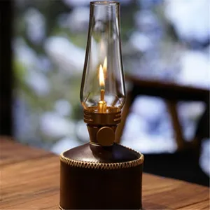 Housse en cuir pour lampe a gaz de camping et protection de bidon de carburant detail vue