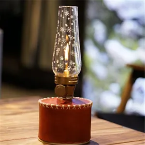 Gros plan détaillé sur la lampe à gaz de camping avec cheminée en verre et housse en cuir.