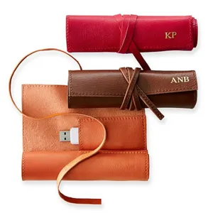 Leder Kabelorganizer Detailansicht, mehrfarbige Rolle Tasche mit Ladekabel Aufbewahrung.