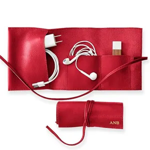 Rote Leder Elektronik Organizer Tasche für Reise Ladekabel, Kopfhörer und USB Sticks.