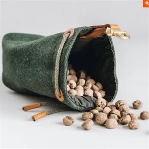 Groene vilt honden training tas detail, draagbare trekkoord traktatie zak met sluiting.