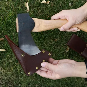 Vista detallada de la funda protectora de hacha para exteriores en cuero marrón con remaches.
