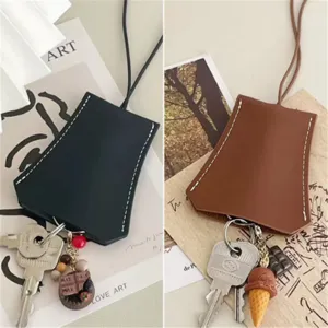 PU Leder Ausziehbare Schlüsseltasche mit Lanyard und süßen Anhängern, modisches Design.