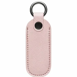 Funda protectora de cuero rosa para unidad flash USB con anillo metálico y broche seguro.