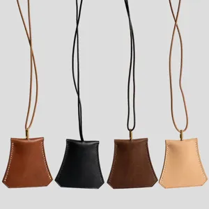 PU Leder Clochette Schlüsseltasche Halskette Detailansicht, verstellbarer Riemen, Farben.