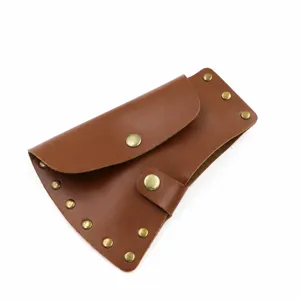 Robuste braune Leder Axtscheide mit Metallnieten und Druckknopf fur sicheren Klingen-Schutz.