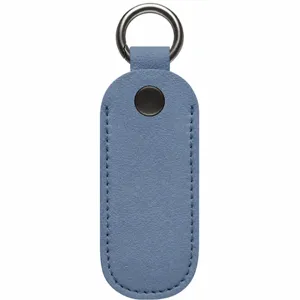 Funda protectora de cuero para memoria USB con anillo metálico y cierre de botón.