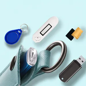 Vista detallada de la funda protectora de cuero y el almacenamiento para mini accesorios.