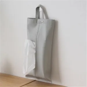 Dettaglio del porta fazzoletti sospeso in pelle PU grigia, accessorio auto minimalista.