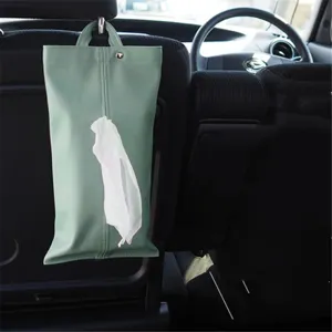 Dettaglio del porta fazzoletti da auto appeso in ecopelle PU con pratica tasca posteriore.