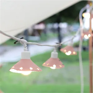 Détail gros plan de l'abat-jour rose en cuir étoile pour guirlande lumineuse LED.