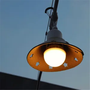 Vue détail de l'abat-jour de camping en cuir étoile, housse lumineuse LED d'ambiance.
