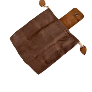 Bruine gewaxte canvas bushcraft foedraal met leren flap en drukknop voor op de camping.