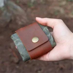 Opvouwbare canvas bushcraft camping taille gereedschapstas met lederen riem detailweergave.
