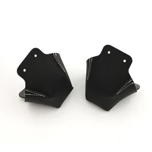 Protectores de punta para patines de cuero negro con costuras blancas detalladas.