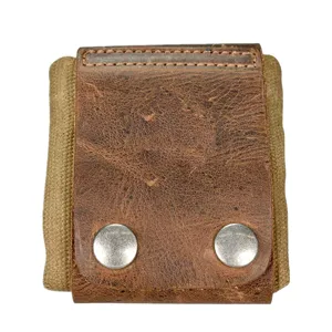 Detail van duurzame lederen en canvas bushcraft utility tas, compacte heuptas voor buitenactiviteiten.