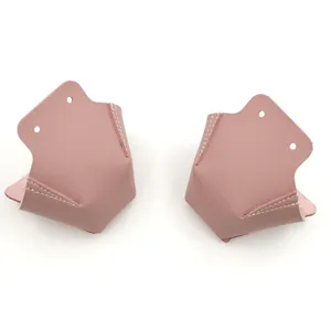 Detalle protectores de puntera de patines de cuero rosa, duraderos de dos agujeros.