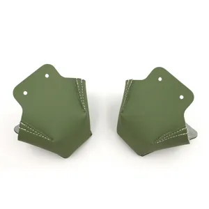 Protectores de puntera de cuero verde para patines de cuatro ruedas con dos agujeros.