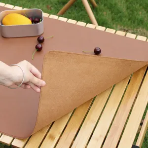 Vue détaillée du coin du tapis de pique-nique en cuir marron avec une texture douce.