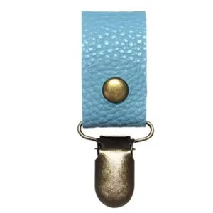 Clip per cappello in pelle blu portatile con morsetto becco d'anatra in bronzo.