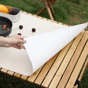 Gros plan detail de la tapis de pique-nique en cuir PU impermeable sur table en bois.