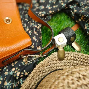 Clip per cappello in pelle portatile per viaggi, ciondolo per borsa elegante e becco d'anatra.