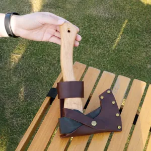Pequeño hacha de camping al aire libre portátil con funda protectora de cuero genuino.