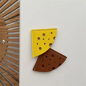 Segnalibro ad angolo in pelle formaggio, clip per pagine carina, accessorio di lettura.