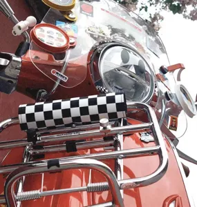 Détail de coussin de poitrine de moto à carreaux noir et blanc, housse de guidon universelle.
