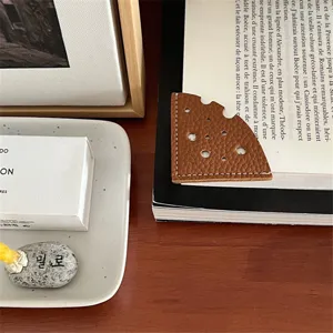 Segnalibro angolare per libri in pelle marrone forma formaggio, clip pagina graziosa, accessorio.