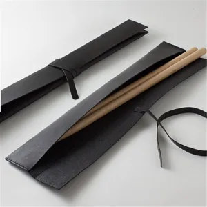 Schwarze Leder-Drumstick-Rolltasche Detailansicht mit Textur und Holz-Schlägern.