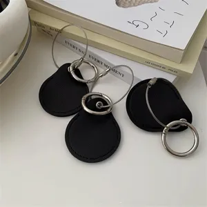 Llavero de cuero negro con funda para tarjeta de acceso en gota y anillo de metal