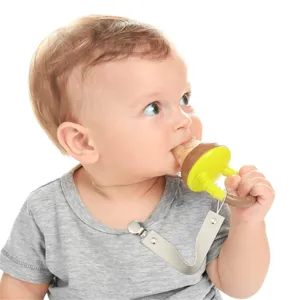 Dettaglio del porta ciuccio e succhietto da frutta con clip rotonda in metallo sicura per bimbi.