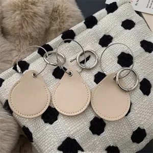 Llavero de cuero en forma de gota con anilla de alambre de acero y bucle metalico