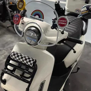 Coussin de protection de poitrine de moto à carreaux noir et blanc pour scooter rétro