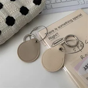 Estuche de cuero en forma de gota para tarjeta de acceso llavero con anillo metalico uso diario.