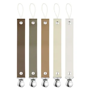 Set di porta ciuccio in pelle con bottoni a pressione in metallo e clip per neonati.