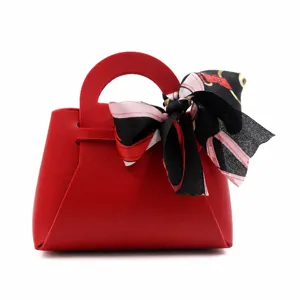 Scatola regalo in pelle rossa con nastro elegante ideale per confezionamento di nozze.