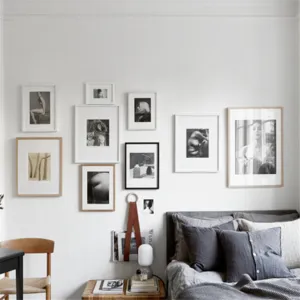 Detailweergave van de wandgemonteerde lederen tijdschriftenhouder in een moderne slaapkamer.