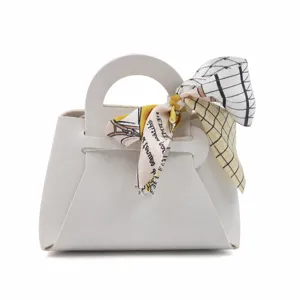 Scatola regalo borsa in pelle bianca con elegante foulard di seta stampato per matrimonio.