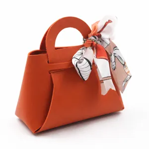 Scatola regalo in pelle arancione stile borsetta scatola di caramelle nuziali con foulard di seta.